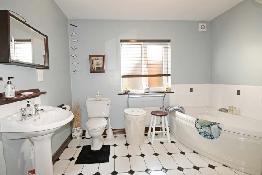 21_Family Bathroom