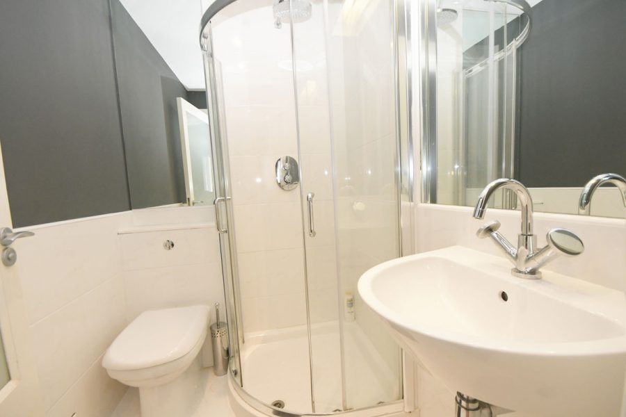 34_Ensuite off Bedroom 4