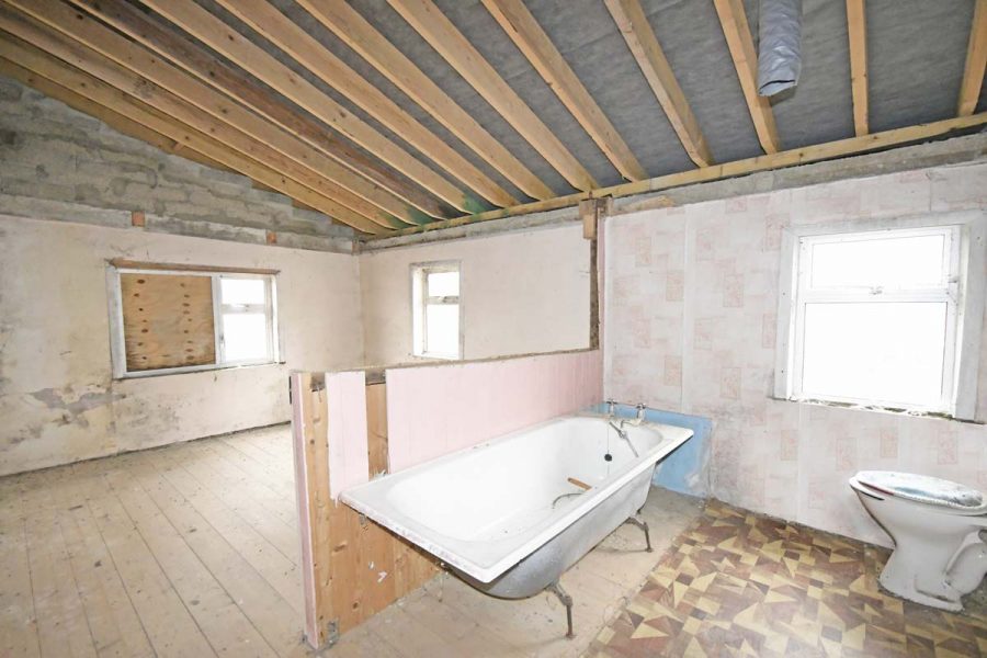 27_Upstairs Bathroom